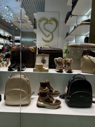 ✨Krásne čižmičky u nás určite nájdete! ❤️K tomu štýlové kožené kabelky a nové šperkovnice v nádherných farbách✨...